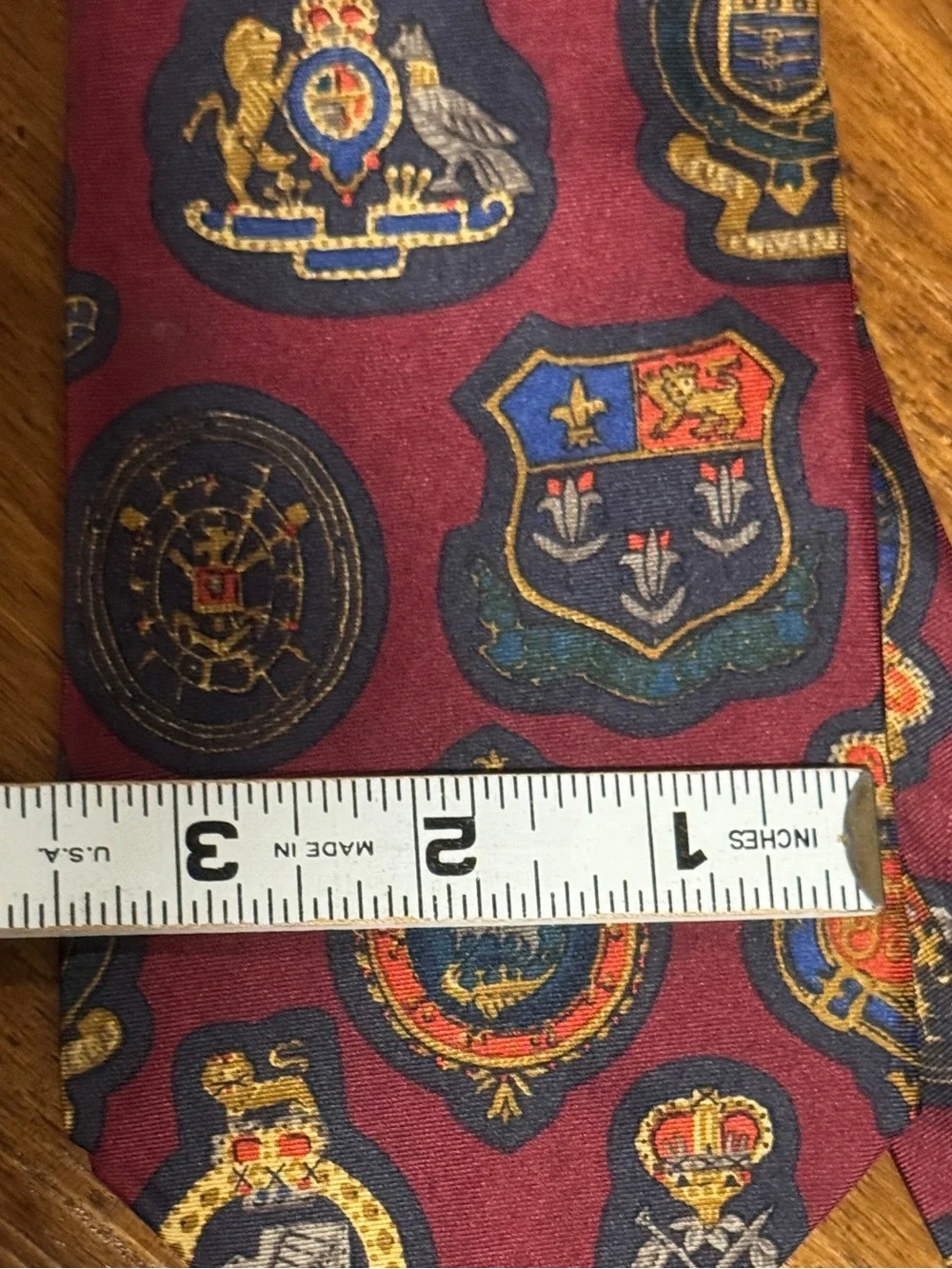 Men's Crest Motif Silk Tie in Burgundy